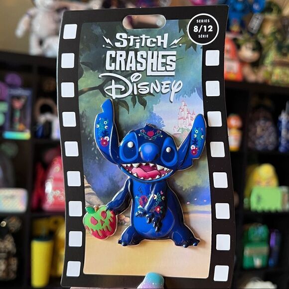 Stitch Crashes Disney Snow White & 7 Dwarfs Jumbo Pin Series 8 of 12 NWT - Picture 1 of 1